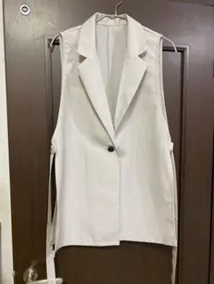 ベージュ スリーブレス ベスト