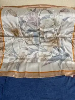 新品　XiuRiang 花柄 シルク　スカーフ 70✖️70 7千円相当