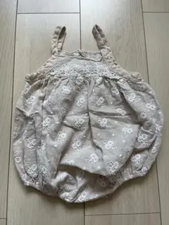 the.lala ベージュ刺繍入りロンパース XS