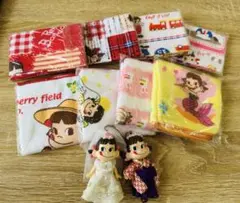 ペコちゃん柄ハンカチ8枚セットとフィギュア