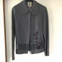 ホコモモラジャケット　グレージャケット　丸襟ジャケット　花柄ジャケット