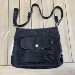 黒いナイロンショルダーバッグ