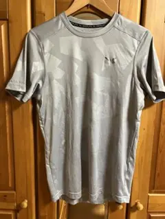 Under Armour グレー迷彩 Tシャツ サイズSM