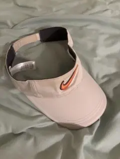 Nike ベージュ サンバイザー