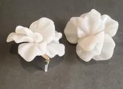 ホワイト花形ピアス(両耳用)