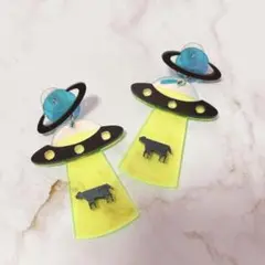UFO×牛 アクリルピアス ポップ・ユニークデザイン
