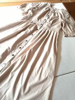 ライトベージュのワンピース