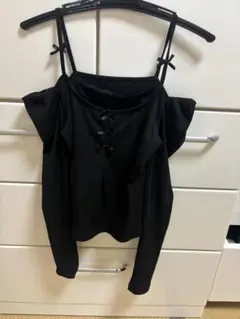 オフショルダー ブラックトップス