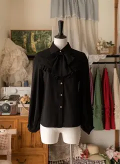 【forest wardrobe】フリルリボンプリーツ付き黒長袖ブラウス