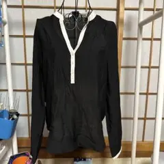 黒と白のVネック長袖シャツ