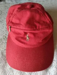 赤いポロ刺繍キャップ