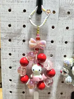 1、ハンドメイド ハローキティ ビーズストラップ 赤ピンク