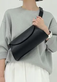 ◆再値下げ◆AULENTTI/オウレンティ ショルダーバッグ スムースレザー　黒