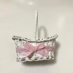 白いミニ小物入れバスケット ピンクリボン付き