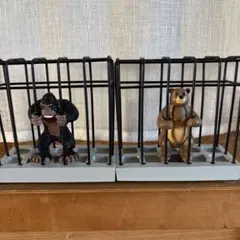 ゴリラとクマのケージ型フィギュアセット　ぺん立て