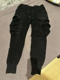 ブラック カーゴパンツ