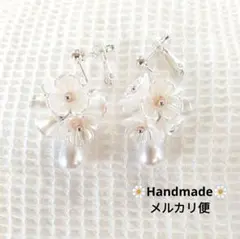 996.お花イヤリング✾送料込み✾匿名配送✾揺れるホワイトフラワー蕾ドロップ