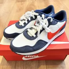 新品未使用　NIKE ナイキ ＭＤ　ヴァリアント スニーカー　靴　25㎝　紺　白