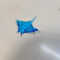 青色ガラス製エイの装飾品 約4cm