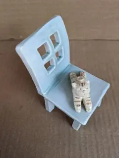 水色の陶器製小椅子と猫の置物