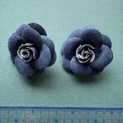 デニム製花モチーフブローチ