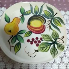 手描きデザインの陶器皿