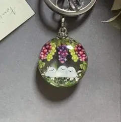 NO.191 キーホルダー レジン ぷっくり円形 ぶどう・シマエナガ