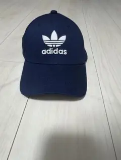 adidas キャップ　ネイビー