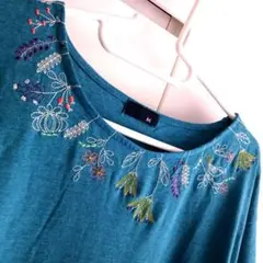 ボタニカルな刺繍入りTシャツ　M
