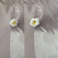 プルメリア　イヤリング　つまみ細工　ハンドメイド