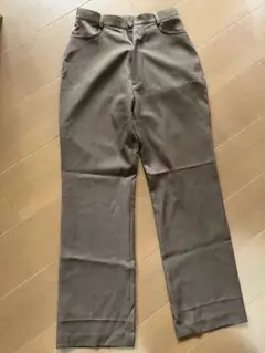 ブラウンのパンツ