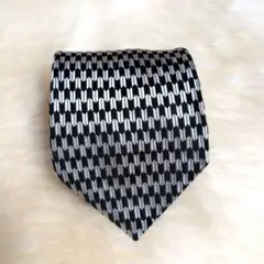 美品　MEN'S TEKORAS 　矢絣模様　シルク　 黒　シルバー　ネクタイ