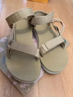 teva ベージュ スポーツサンダル ストラップ付き