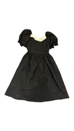 黒いフリル付きワンピース