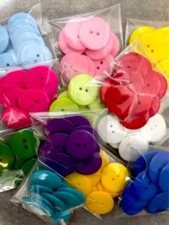 カラフルプラスチックボタン複数パック