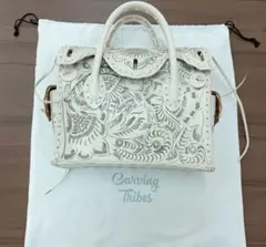 美品　Carving Tribes ハンドバッグ　レザー型押し　ホワイト　かばん
