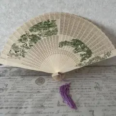 木製　香木扇　透かし彫り　風景画 扇子 紫色の房飾り付き