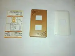 木製スイッチプレートと普通のスイッチプレート(白)