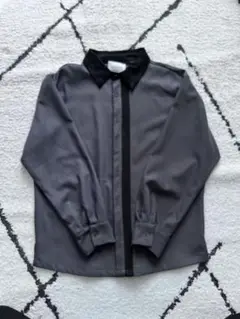 グレーの長袖シャツ 黒襟付き