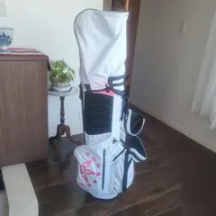 こちらで購入しました。白にピンクのロゴが可愛いです!