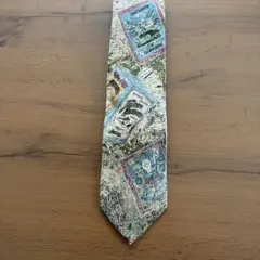 カラフルなデザインの細身ネクタイ