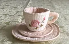 ■manyマニーローズ刺繍の布製カップ＆ソーサー・プレート トリオ