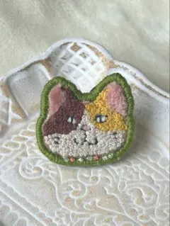 刺繍ブローチ　＊ちょっとブサかわな三毛猫さん＊