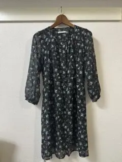 ブラックフラワープリント長袖ワンピース