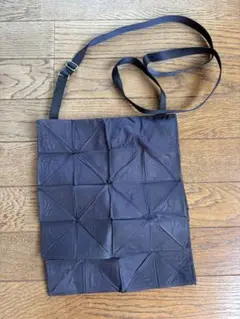 プリーツプリーズイッセイミヤケの折りたたみ式レア品ショルダーバッグ ネイビー
