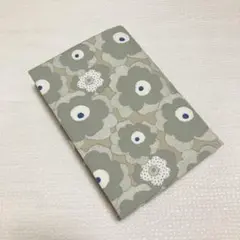 【ハンドメイド】文庫本用ブックカバー　北欧風ミニポピーの花柄　ベージュ