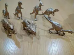 恐竜フィギュア　ゴールド　７体セット（かぶりなし）