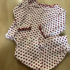 赤いハート柄のベビーパジャマ