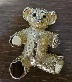 ゴールド、クマのブローチ