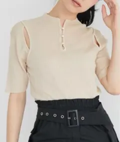 ★美品 ベージュ ドロシーズ ショルダーカットシアーリブニット